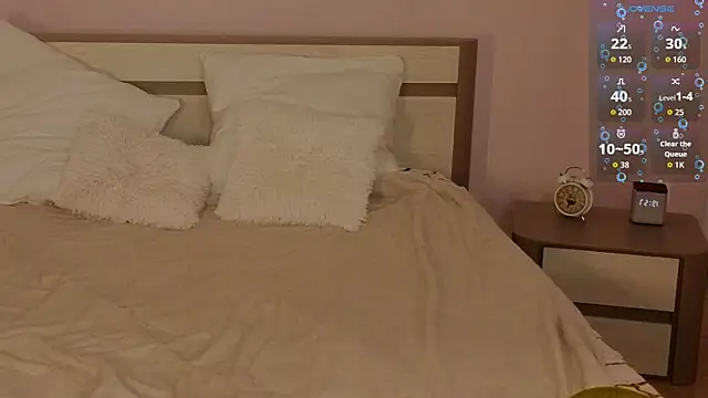 ericamoonn (F teen) - suck finger + eye contact