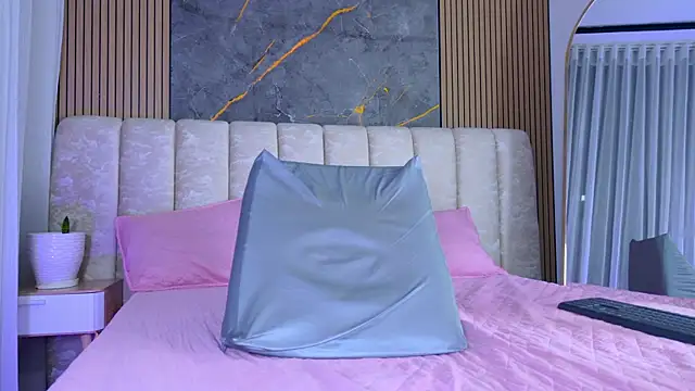 mia_scot webcam