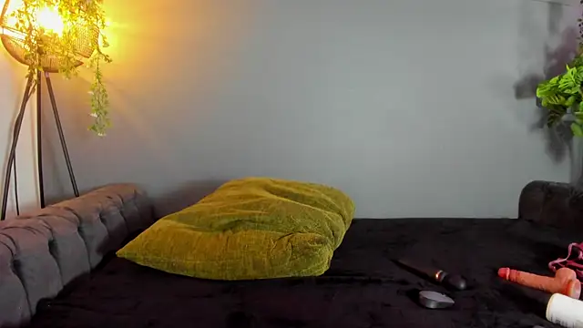 kira_exe_ (F teen) - OIL ON ASS + 4 HARD SPANKINGS