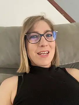 blondie-27 (F young) - Je te montre mon vagin