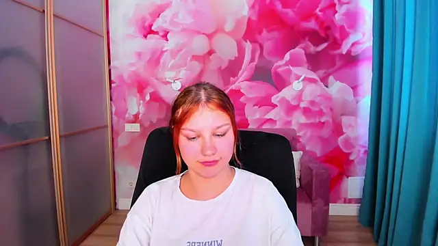 AngelinaLow webcam