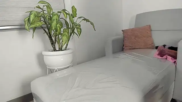 Lola-Blowjobs webcam