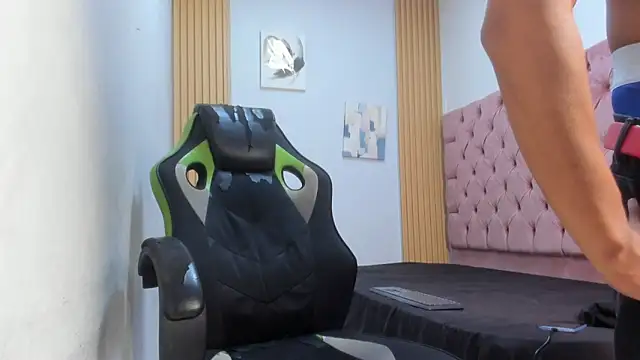 Supreme_Badboy webcam