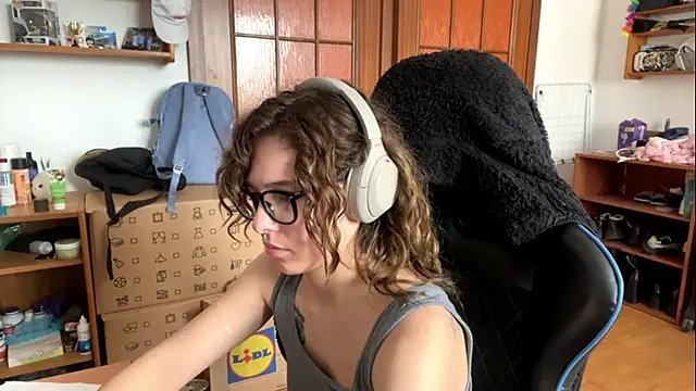 PillowPeachX webcam