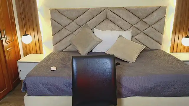 raquel_jones (F young) - Spank x5 + Clap me ass un you face😈🙈