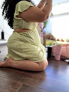 CurlyMilf_Vannexxxa webcam