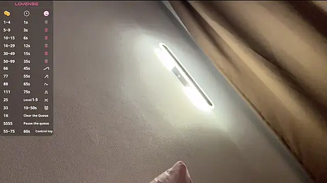 Ur_neighbor_Kira webcam