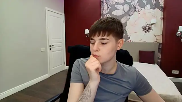 EmiliaYours webcam