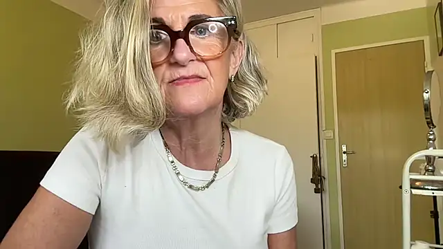 naughtymonicauk (Ask my age) - Twirl & Tease 360
