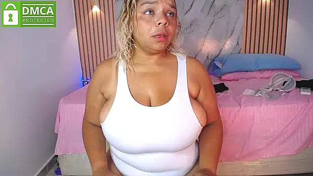 CasieBigtits webcam