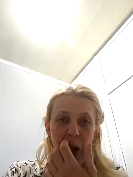 MiaLove183 webcam