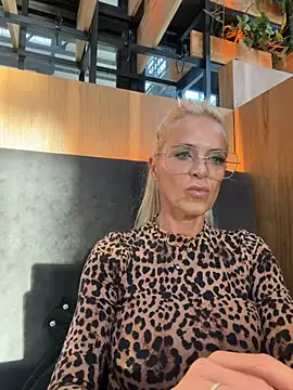 reyna63 (Ask my age) - Play with my clit under table