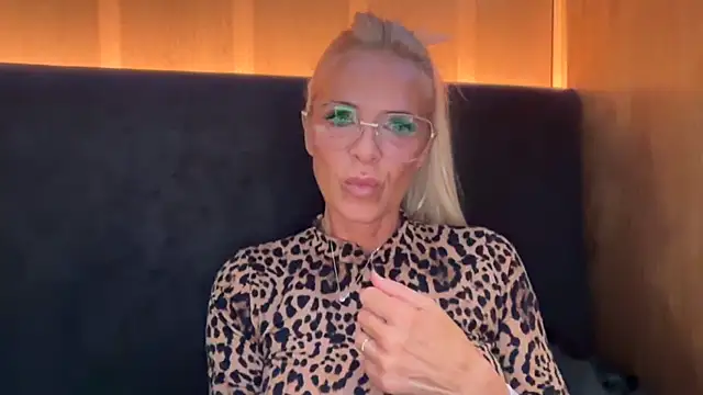 reyna63 (Ask my age) - Play with my clit under table