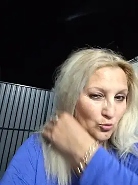Divineblond webcam