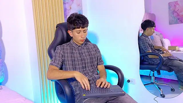 andyjustgame_ (M twink) - oild in chest + dance