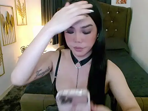 hollyyumiloove webcam