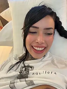 belllbonniie (T young) - PLAY ASS WITH BIG DILDO