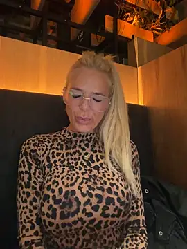 Reyna63 live sex cam