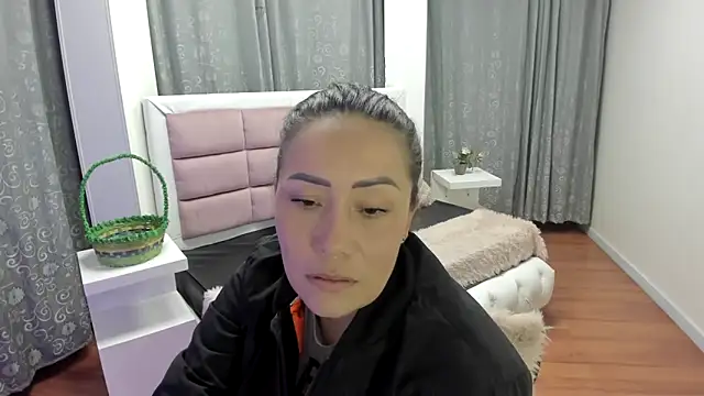 gaby_trent (F milf) - squirt