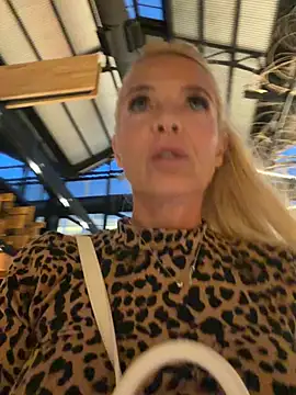 reyna63 (Ask my age) - Play with my clit under table