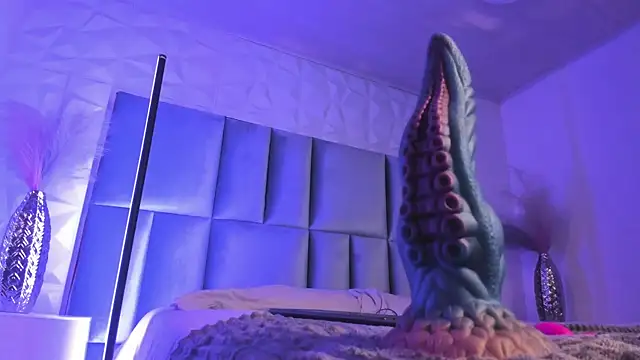 HollyPeach webcam