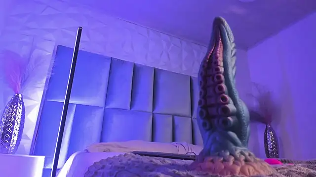 HollyPeach webcam