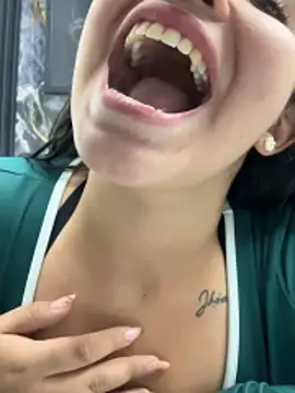 miss_bella_flame (F young) - SHOW MY BIG MELONS IN MY WORK STORE👀😈