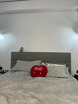 CurlyLara webcam