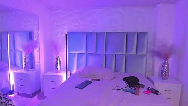 HollyPeach webcam