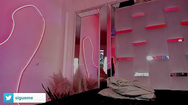 Sara_Foxx1 webcam