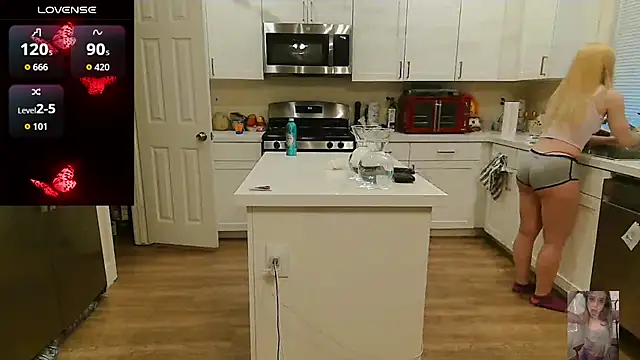 Blondiewithanass webcam