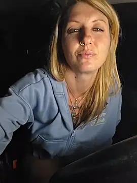 SheIsSomething webcam