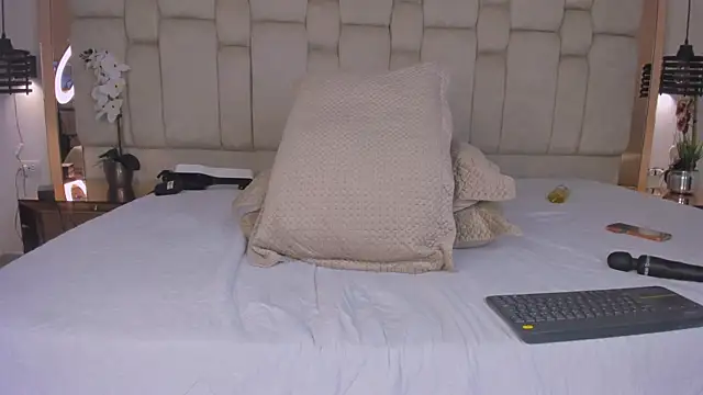 REINA_ADAHARA webcam