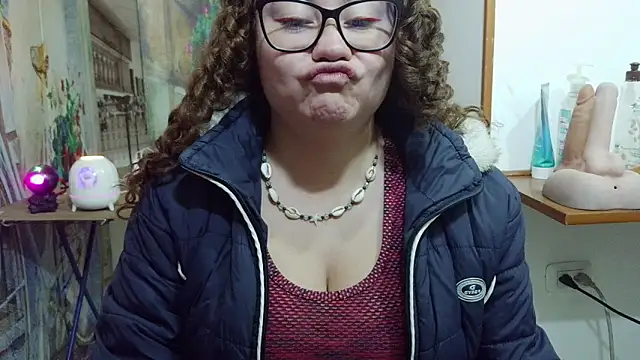 curly_greeneyed webcam