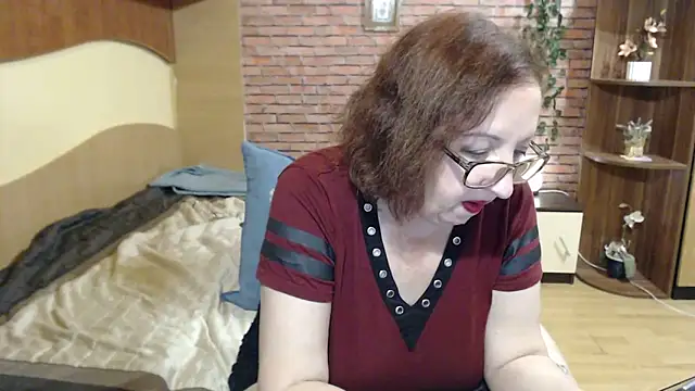 EvelyneFlirtyMilf webcam