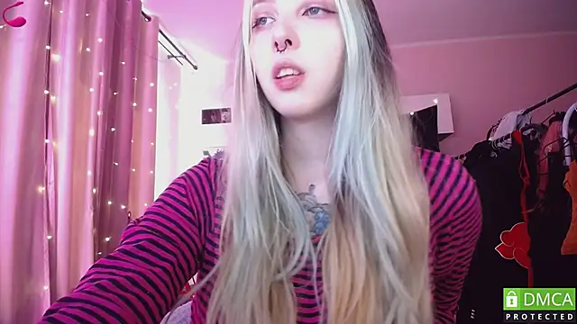 JustMeowGirl webcam