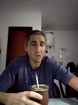 alejandro83bsf (Ask my age) - Paja y leche en vivo