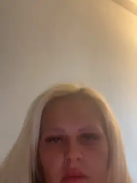 BlondeMilfXo webcam