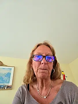 HotWifeLyn68 webcam