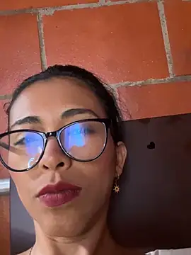 Emma__cumlovee webcam