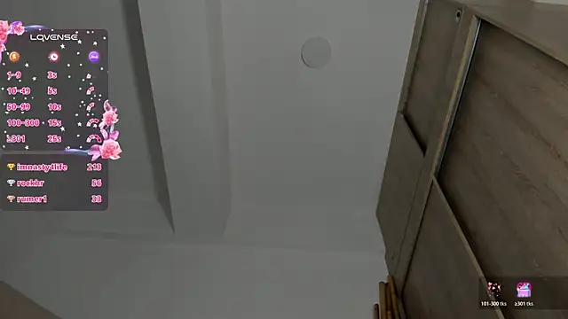 laura-hills18 webcam