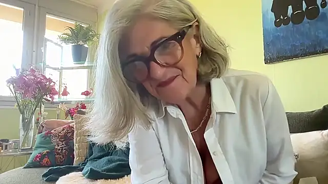 NaughtyMonicaUK webcam