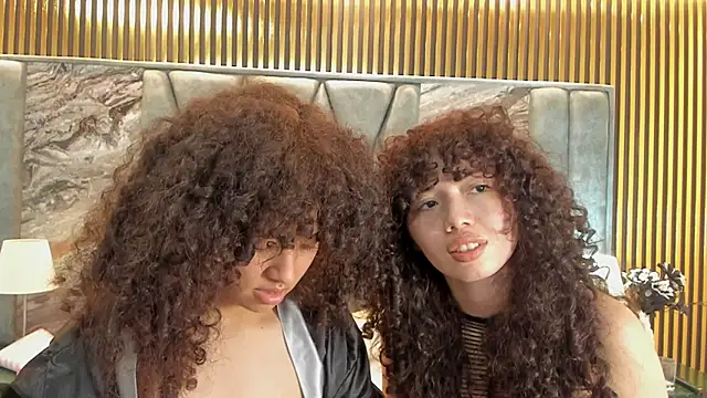 Chloe_and_Violeta webcam