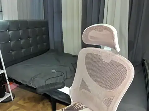 XTsUncutMargauxX webcam