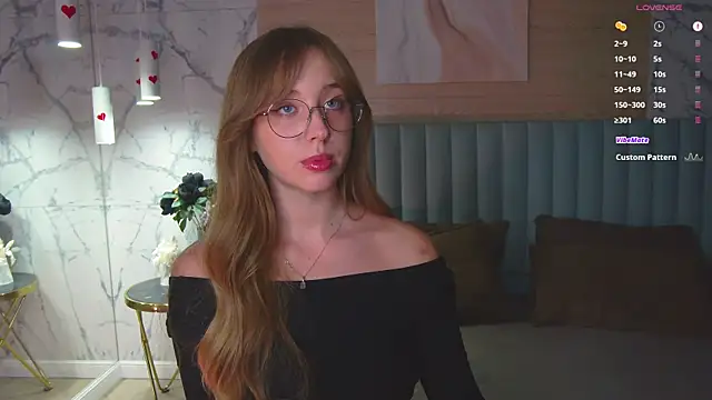 LoraineLuff webcam