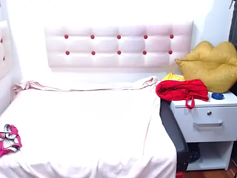 whitneynaugthyxxxx webcam