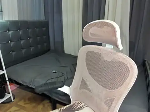 XTsUncutMargauxX webcam