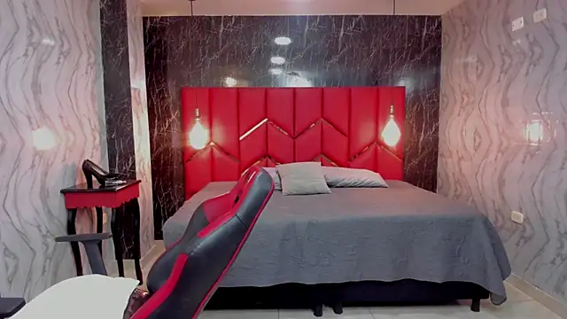 LatinaHoleQueen webcam