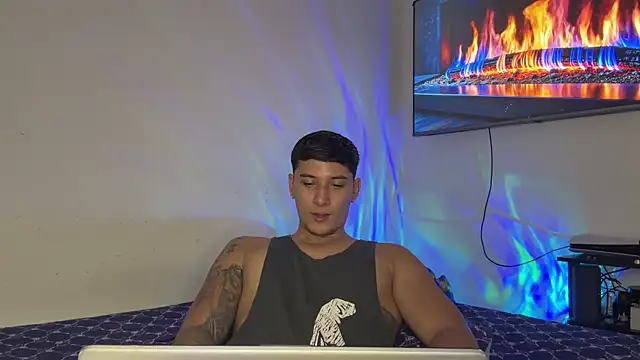 SexxxySquirterStev777 webcam