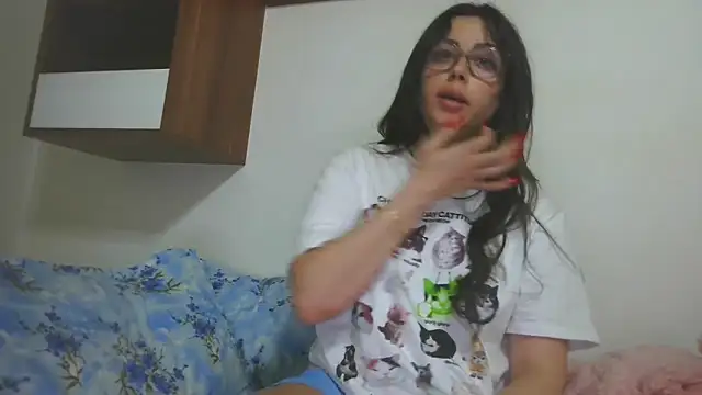 LovelyJulliette webcam